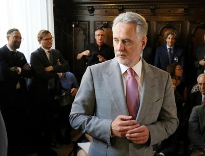 Український олігарх Дмитро Фірташ чекає на початок судового розгляду у Верховному суді Австрії у Відні, 25 червня 2019 року Український олігарх Дмитро Фірташ чекає на початок судового розгляду у Верховному суді Австрії у Відні, 25 червня 2019 року