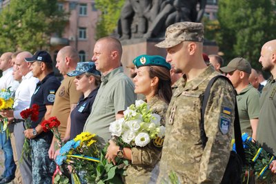 У Миколаєві в День міста о 09:00 на Алеї Слави памʼять загиблих воїнів та цивільних вшанували покладанням квітів, 13 вересня 2025 року У Миколаєві в День міста о 09:00 на Алеї Слави памʼять загиблих воїнів та цивільних вшанували покладанням квітів, 13 вересня 2025 року