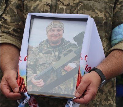 Провели "живим коридором": на Черкащині попрощалися із загиблим захисником Провели "живим коридором": на Черкащині попрощалися із загиблим захисником