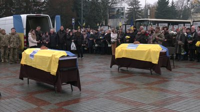 З військовими Олександром Мулявкою та Віктором Кравчуком попрощалися у Рівному З військовими Олександром Мулявкою та Віктором Кравчуком попрощалися у Рівному