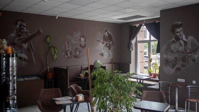 Художник-самоучка Олександр Карачун створив у кав'ярні Житомира рок-н-рольну атмосферу Художник-самоучка Олександр Карачун створив у кав'ярні Житомира рок-н-рольну атмосферу