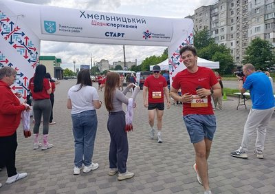 Дорослі бігли дистанцію два кілометри Дорослі бігли дистанцію два кілометри