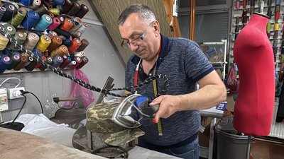 Ігор Горичко прасує військовий кашкет Ігор Горичко прасує військовий кашкет
