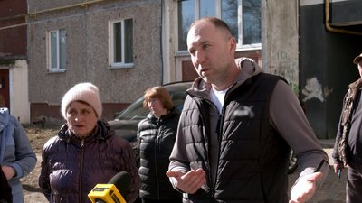 Під під'їздами багатоповерхівки у Чернігові цілий рік стоїть вода: хто та як має розв'язати цю проблему