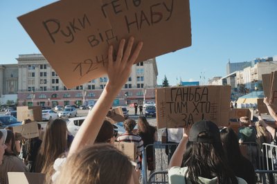 Акція протесту проти закону №12414, ухваленого 22 липня, окремі статті якого обмежують повноваження НАБУ та САП, Харків, 24 липня 2025 року Акція протесту проти закону №12414, ухваленого 22 липня, окремі статті якого обмежують повноваження НАБУ та САП, Харків, 24 липня 2025 року