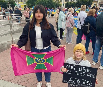 Олександра разом з донькою на акції "Поверніть героїв з полону" Олександра разом з донькою на акції "Поверніть героїв з полону"