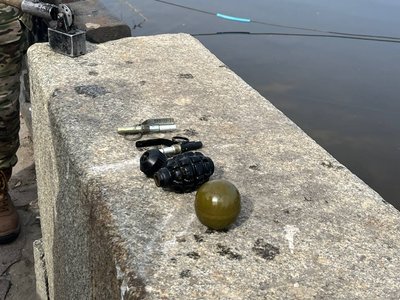 У Дніпрі в річці виявили ймовірно дві гранати У Дніпрі в річці виявили ймовірно дві гранати