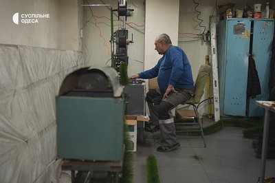 "Ми чарівники, які роблять свято": як на Одещині виготовляють новорічні прикраси "Ми чарівники, які роблять свято": як на Одещині виготовляють новорічні прикраси