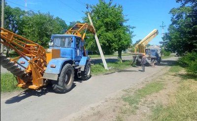 Енергетики ремонтують електроопору Енергетики ремонтують електроопору