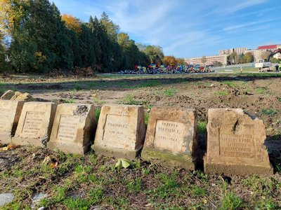 На Марсовому полі у Львові демонтують радянські меморіальні плити