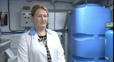 Лаборантка в пункті з безплатною водою в Харкові Лаборантка в пункті з безплатною водою в Харкові