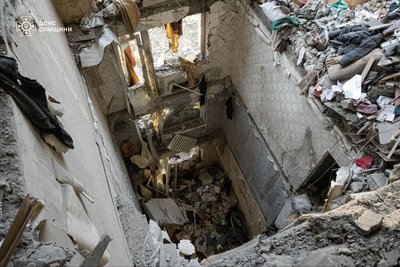 "Нічого нема. Тільки газ є". У Сумах розбирають завали багатоповерхівки після удару РФ "Нічого нема. Тільки газ є". У Сумах розбирають завали багатоповерхівки після удару РФ