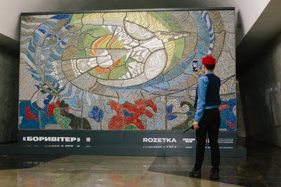 В метро Харкова фотографують мозаїку "Боривітер" В метро Харкова фотографують мозаїку "Боривітер"