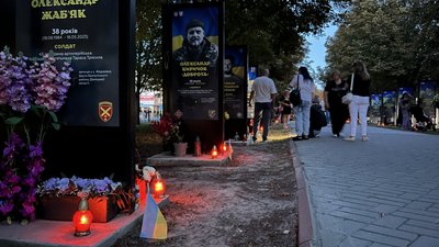 У Полтаві запалили сотні лампадок на честь полеглих воїнів У Полтаві запалили сотні лампадок на честь полеглих воїнів