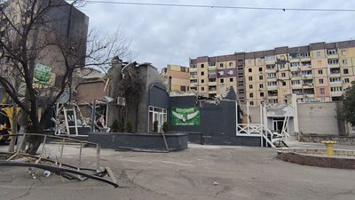 "Вибух і якийсь скляний дощ пішов". Що відбувається на місці удару по Кривому Рогу та що про атаку розказали місцеві "Вибух і якийсь скляний дощ пішов". Що відбувається на місці удару по Кривому Рогу та що про атаку розказали місцеві