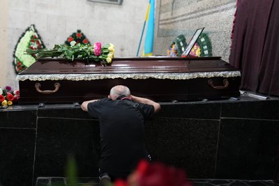 В'ячеслав Власенко біля труни своєї доньки Поліни, яка загинула разом з матір'ю внаслідок удару РФ по Новобаварському району Харкова в ніч на 31 травня 2024 року, 4 червня 2024 року В'ячеслав Власенко біля труни своєї доньки Поліни, яка загинула разом з матір'ю внаслідок удару РФ по Новобаварському району Харкова в ніч на 31 травня 2024 року, 4 червня 2024 року