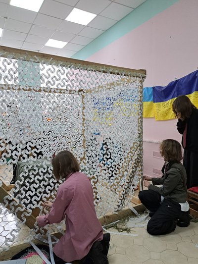 "Нескорені україночки": ліцеїсти у Житомирі плетуть маскувальні сітки для ЗСУ