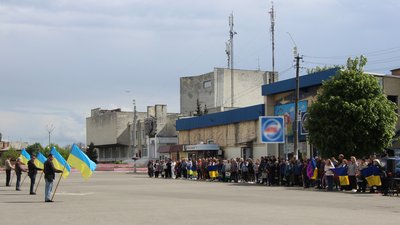 У Сновській громаді на Чернігівщині в останню путь провели бійця Михайла Циганка У Сновській громаді на Чернігівщині в останню путь провели бійця Михайла Циганка
