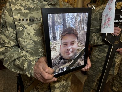 У Полтаві 5 червня попрощалися із солдатами Сергієм Блошенком та Валерієм Сабарнею, які загинули на фронті У Полтаві 5 червня попрощалися із солдатами Сергієм Блошенком та Валерієм Сабарнею, які загинули на фронті
