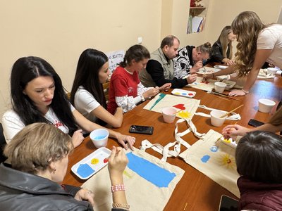11 людей з інвалідністю взяли участь у майстер-класі "Дотик доброти" в Ужгороді 11 людей з інвалідністю взяли участь у майстер-класі "Дотик доброти" в Ужгороді