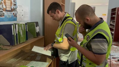 Правоохоронці перевіряють службову документацію Правоохоронці перевіряють службову документацію