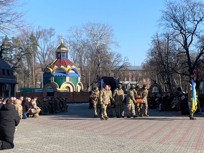 На колінах та зі сльозами на очах: у Черкасах в останню путь провели військового На колінах та зі сльозами на очах: у Черкасах в останню путь провели військового