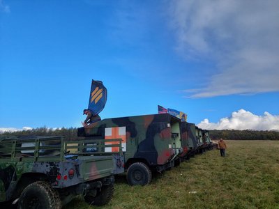 На Львівщину привезли 10 "Хаммерів" від американських благодійників для ЗСУ На Львівщину привезли 10 "Хаммерів" від американських благодійників для ЗСУ