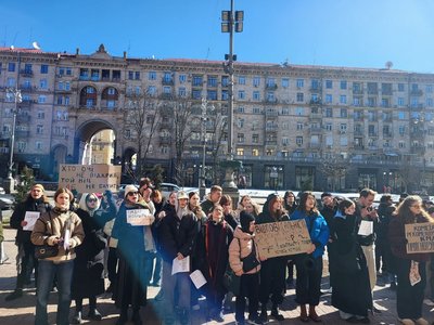 Розірвати контракт з Андрієм Білоусом: дієвці культури вийшли на протест до Молодого театру та КМДА Розірвати контракт з Андрієм Білоусом: дієвці культури вийшли на протест до Молодого театру та КМДА