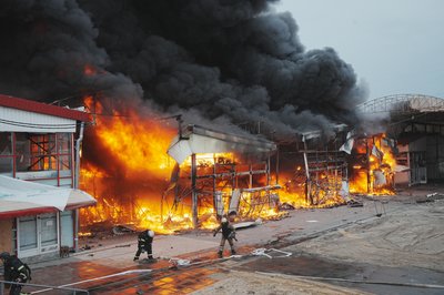 Наслідки удару РФ по ринку "Барабашово" у Харкові 6 травня 2025 року. РФ атакувала місто 20 "Шахедами", один з них влучив по території торгового центру Наслідки удару РФ по ринку "Барабашово" у Харкові 6 травня 2025 року. РФ атакувала місто 20 "Шахедами", один з них влучив по території торгового центру