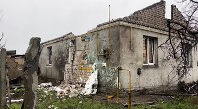 Немає вцілілих будівель: як живуть люди в зруйнованому селищі на Миколаївщині Немає вцілілих будівель: як живуть люди в зруйнованому селищі на Миколаївщині