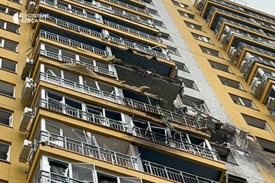 В Одесі внаслідок атаки РФ зруйнована квартира у багатоповерхівці: є травмовані В Одесі внаслідок атаки РФ зруйнована квартира у багатоповерхівці: є травмовані