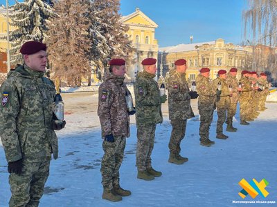 У Житомирі вшанували пам'ять захисників Донецького аеропорту У Житомирі вшанували пам'ять захисників Донецького аеропорту