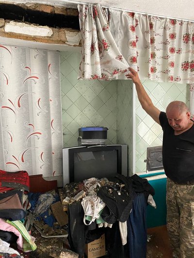 Усередині будинок Анатолія теж зазнав ушкоджень Усередині будинок Анатолія теж зазнав ушкоджень