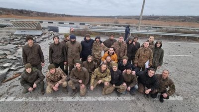 З російського полону повернули трьох прикордонників зі Зміїного З російського полону повернули трьох прикордонників зі Зміїного