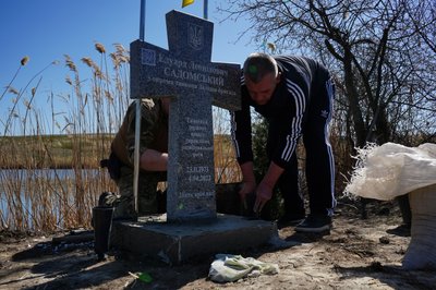Друг і побратим Едуарда встановлюють памʼятний хрест на місці, де він закинув Друг і побратим Едуарда встановлюють памʼятний хрест на місці, де він закинув
