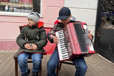 "Грати поки не буде перемоги": на Одещині маленькі музиканти зібрали майже 25 тисяч гривень для військових "Грати поки не буде перемоги": на Одещині маленькі музиканти зібрали майже 25 тисяч гривень для військових