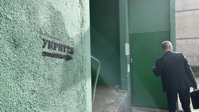 У харківських будинках встановили систему, за якою укриття можуть відчинятися автоматично після оголошення повітряної тривог У харківських будинках встановили систему, за якою укриття можуть відчинятися автоматично після оголошення повітряної тривог