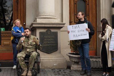 "Спочатку дрони, потім стадіони": у Львові всьоме відбувся пікет "Спочатку дрони, потім стадіони": у Львові всьоме відбувся пікет