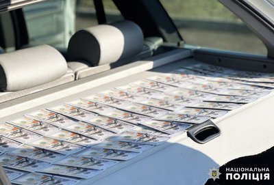 У Житомирі поліція затримала жінку, яка продавала автівки, призначені для ЗСУ У Житомирі поліція затримала жінку, яка продавала автівки, призначені для ЗСУ