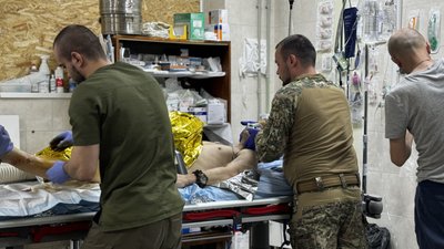 поранені бійці дрони стабілізаційний пункт бойові медики допомога фронт Донецька область поранені бійці дрони стабілізаційний пункт бойові медики допомога фронт Донецька область