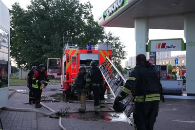 Рятувальники на місці влучання російського дрона в АЗС у Шевченківському районі Харкова