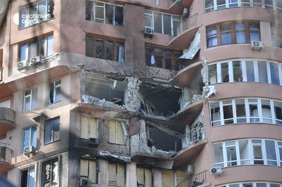 Обвал частини будинку, пошкоджені квартири та вибиті вікна: фото наслідків атаки РФ на Одесу