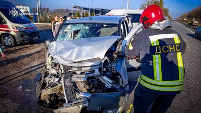 ДТП з маршруткою на Обухівщині: 9 постраждалих, частково перекритий рух ДТП з маршруткою на Обухівщині: 9 постраждалих, частково перекритий рух