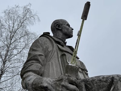 У Сумах невідомі пошкодили пам'ятник воїну АТО У Сумах невідомі пошкодили пам'ятник воїну АТО