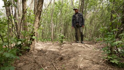 "Ймовірно, вони були закатованими": рештки тіл, які знайшов у лісі житель Чернігівщини, наразі досліджують у Києві "Ймовірно, вони були закатованими": рештки тіл, які знайшов у лісі житель Чернігівщини, наразі досліджують у Києві