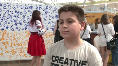 Наймасовіше створення малюнку за допомогою долонь дітей та молоді: у Рівному встановили національний рекорд Наймасовіше створення малюнку за допомогою долонь дітей та молоді: у Рівному встановили національний рекорд