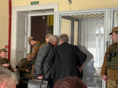 Володимир Вороняк та Ігор Сулима спілкуються із обвинуваченим перед початком засідання Володимир Вороняк та Ігор Сулима спілкуються із обвинуваченим перед початком засідання