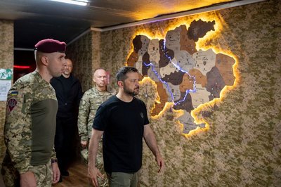 Президент вручив нагороди військовим житомирської 95-ї бригади Президент вручив нагороди військовим житомирської 95-ї бригади