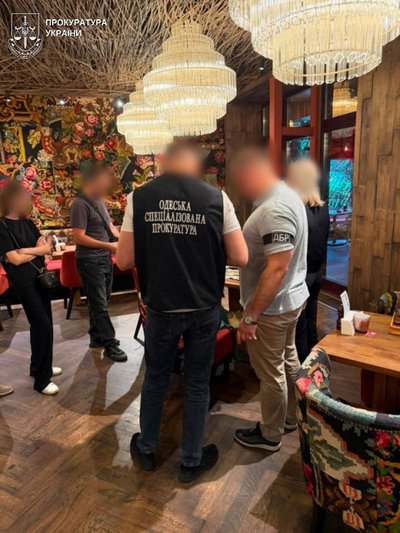В Одесі працівницю РТЦК та СП підозрюють у вимаганні 11 тис доларів за відстрочку
