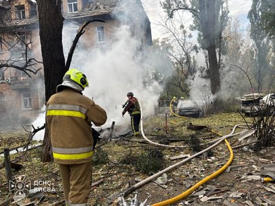 Росіяни атакували Київ дронами: уламки впали біля п’ятиповерхівки, здійнялася пожежа, є поранені Росіяни атакували Київ дронами: уламки впали біля п’ятиповерхівки, здійнялася пожежа, є поранені